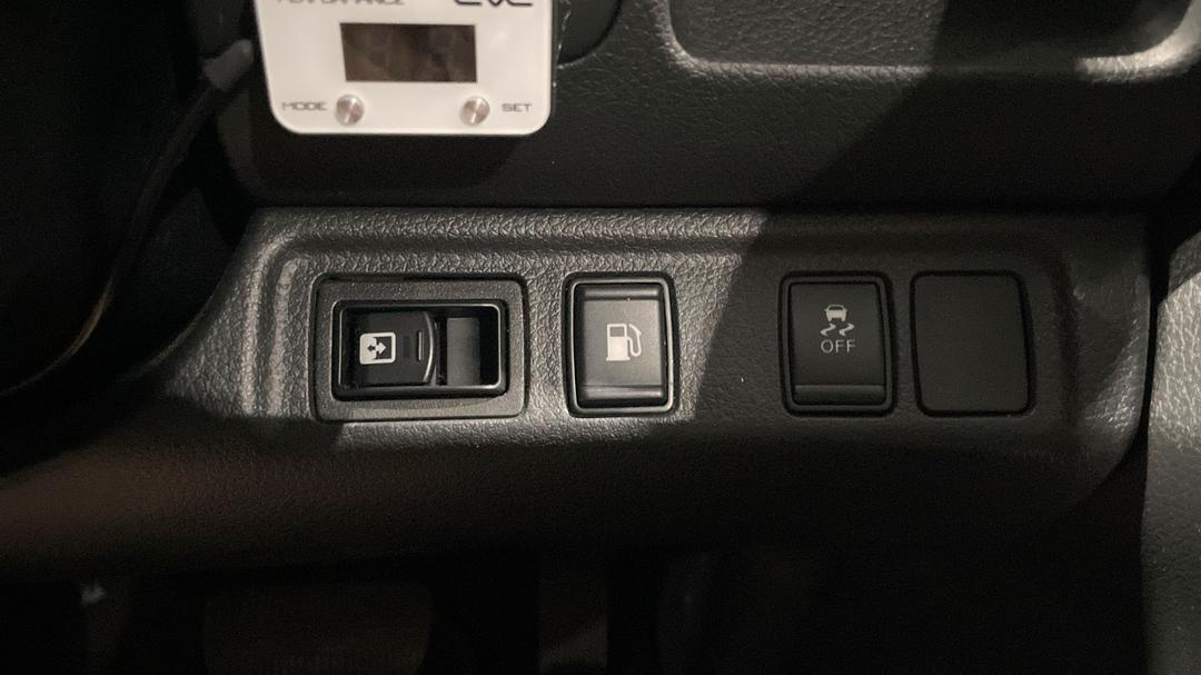 2018 Nissan Navara St-X (4x4), Automatic, 100634 km, Utility Switches/Buttons