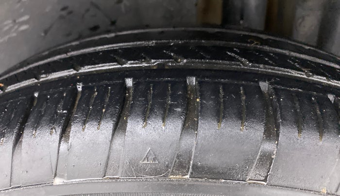 2016 Maruti Swift VXI, Petrol, Manual, 62,676 km, Left Rear Tyre Tread