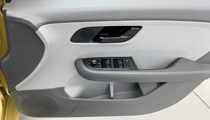 2020 Tata ALTROZ XM PETROL, Petrol, Manual, 13,829 km, Driver Side Door Panels Control