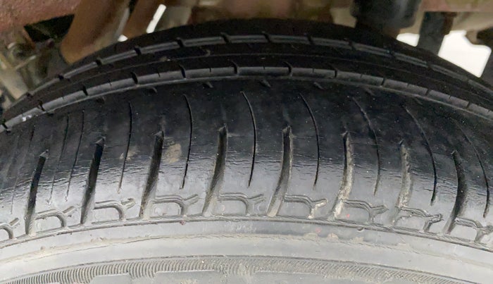 2016 Mahindra Kuv100 K4+ 6 STR, Petrol, Manual, 31,564 km, Left Rear Tyre Tread