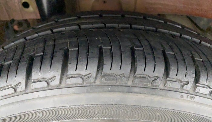 2016 Mahindra Kuv100 K4+ 6 STR, Petrol, Manual, 31,564 km, Right Rear Tyre Tread