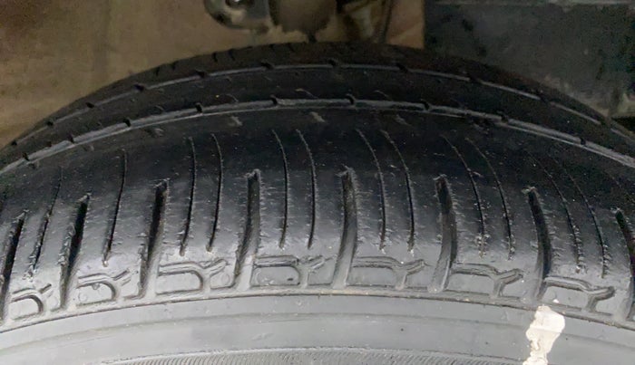 2016 Mahindra Kuv100 K4+ 6 STR, Petrol, Manual, 31,564 km, Right Front Tyre Tread