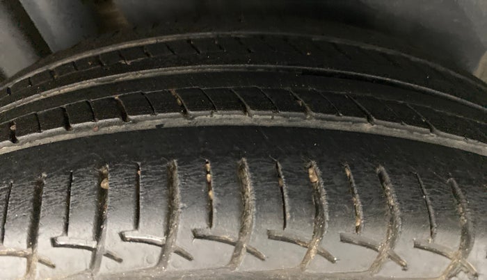 2014 Maruti Swift ZDI, Diesel, Manual, 58,196 km, Right Rear Tyre Tread
