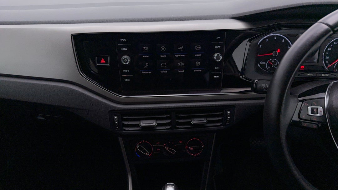 2018 Volkswagen Polo 85tsi Comfortline, Automatic, 52021 km, Center Console