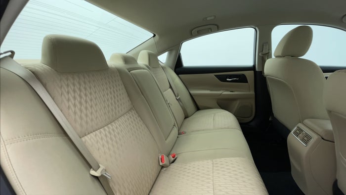 NISSAN ALTIMA-Right Side Door Cabin View