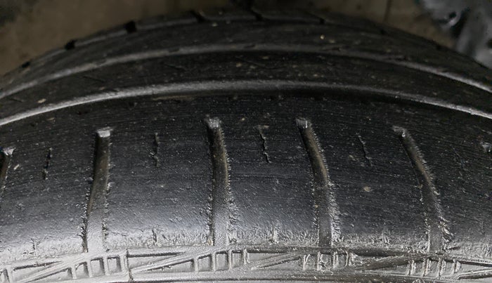 2013 Toyota Etios Liva V, Petrol, Manual, 13,948 km, Right Front Tyre Tread