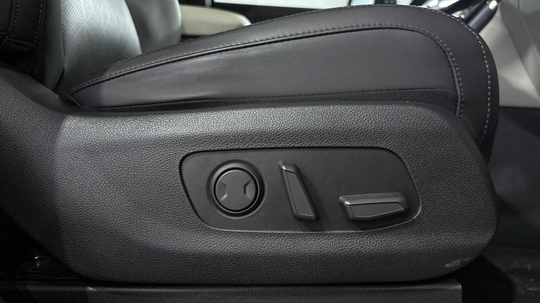 2023 Kia Carnival Special Edition, Automatic, 42096 km, Drivers Side Adjustment Panel