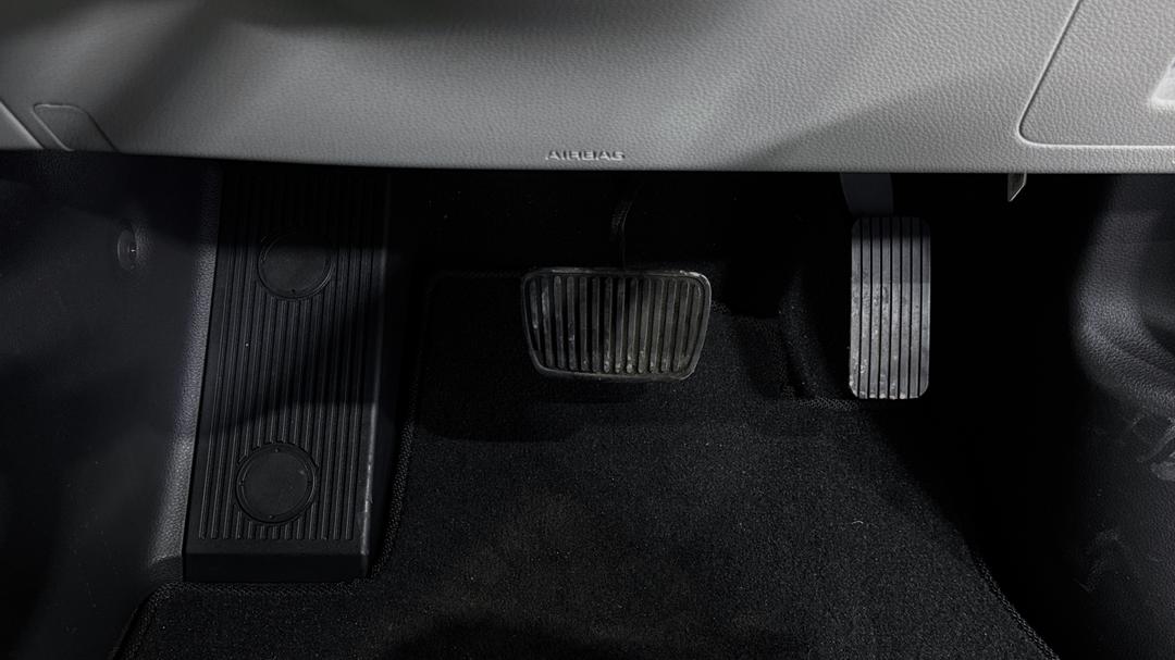 2023 Kia Carnival Special Edition, Automatic, 42096 km, Pedals and Footmat