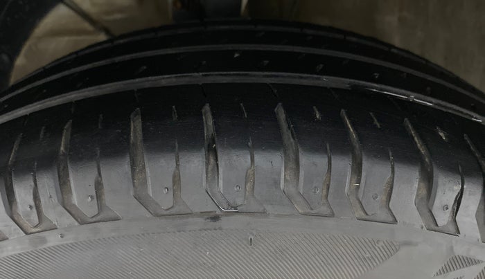 2019 Maruti XL6 ALPHA SHVS  MT, Petrol, Manual, 33,070 km, Left Front Tyre Tread