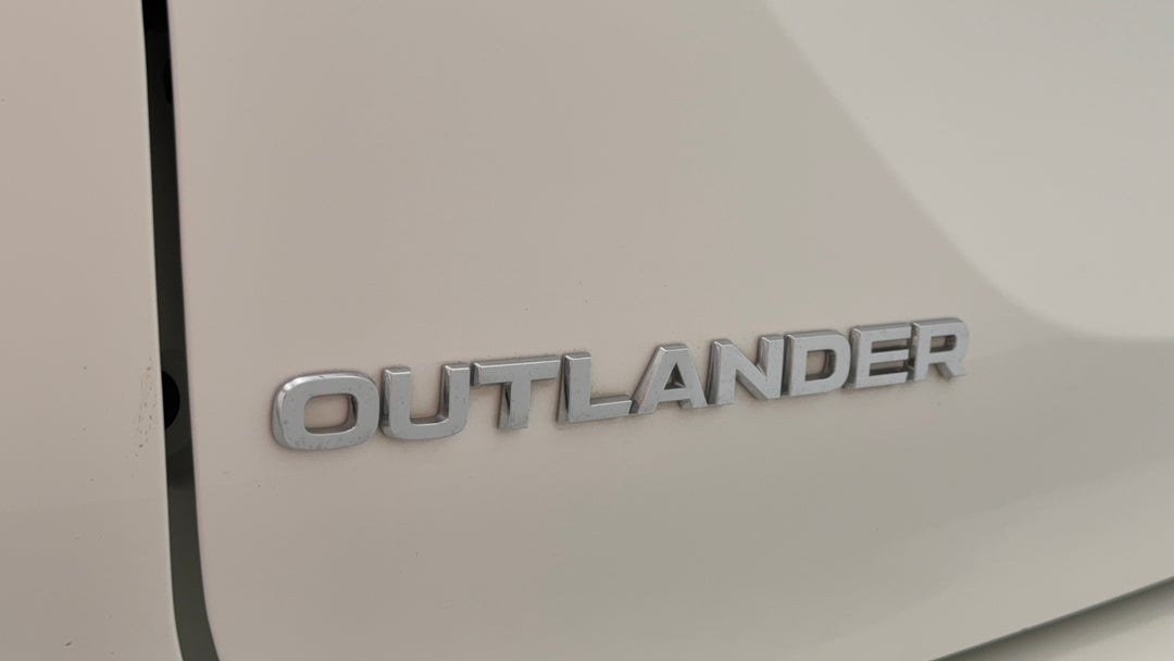 2024 Mitsubishi Outlander Es 7 Seat (2wd), Automatic, 46740 km, Badge (Boot Left Side)