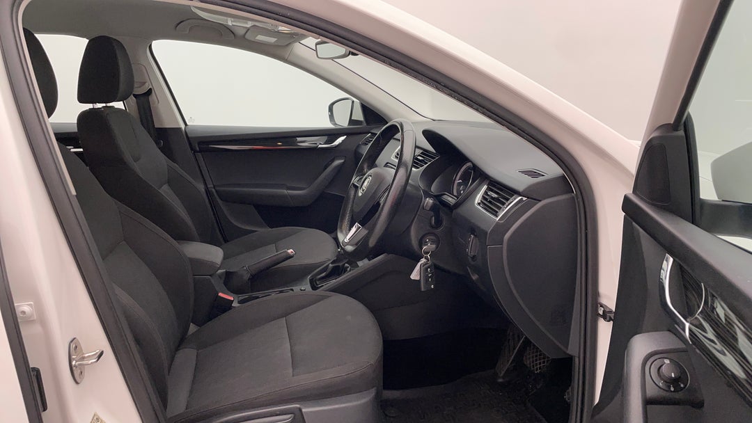 2018 SKODA Octavia 110 Tsi, Automatic, 129661 km, Right Side Front Door Cabin View
