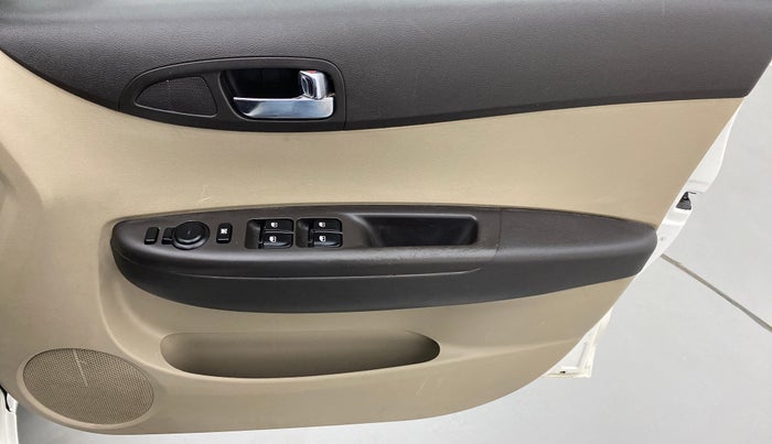 2014 Hyundai i20 MAGNA O 1.2, Petrol, Manual, 30,927 km, Driver Side Door Panels Controls