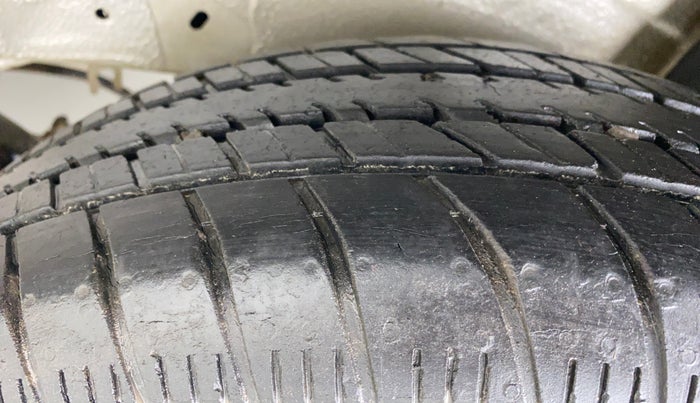 2015 Maruti Celerio ZXI D, Petrol, Manual, 49,939 km, Left Rear Tyre Tread