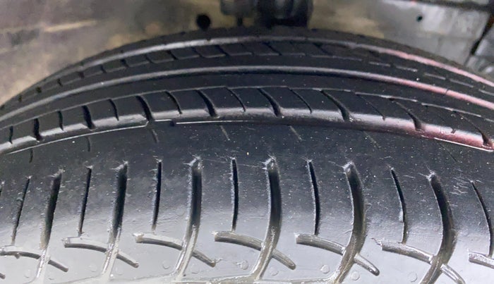2014 Maruti Ciaz VXI, Petrol, Manual, 66,665 km, Right Front Tyre Tread