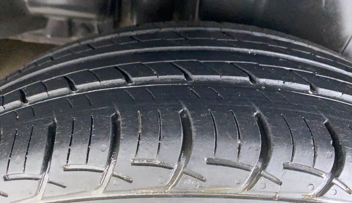 2014 Maruti Ciaz VXI, Petrol, Manual, 66,665 km, Right Rear Tyre Tread