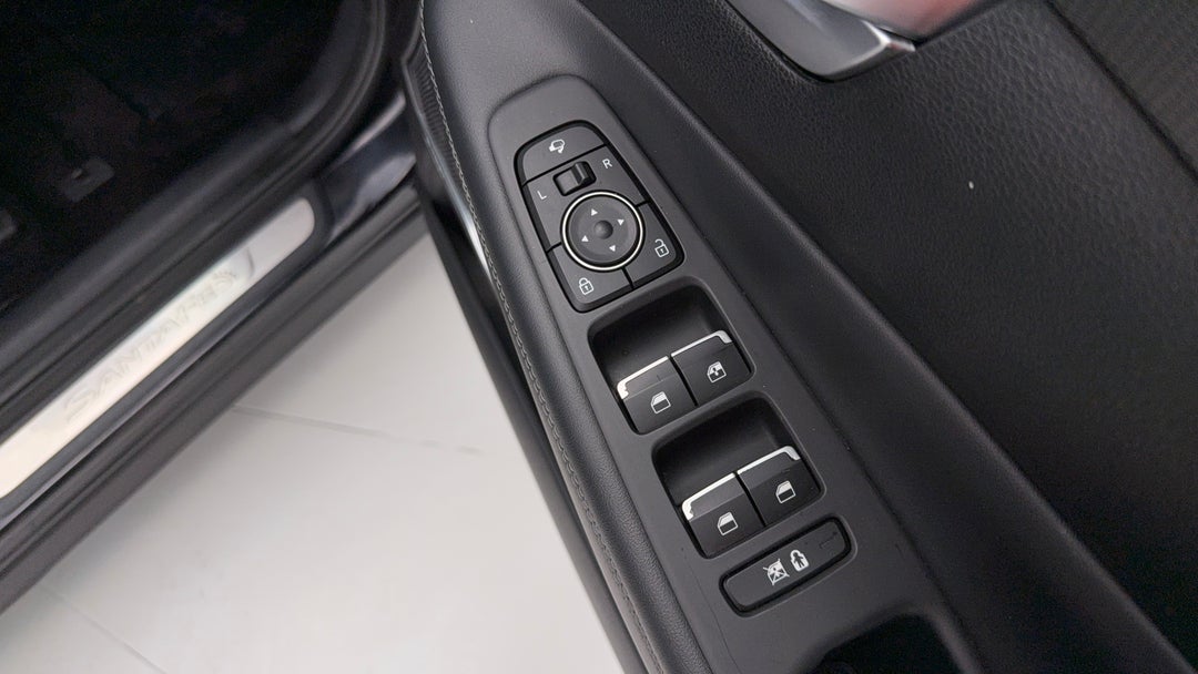 2019 Hyundai Santa Fe Elite Crdi (awd), Automatic, 163574 km, Drivers Side Door Panel Controls