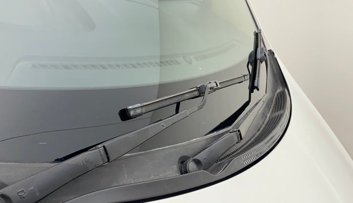 2013 Hyundai Verna FLUIDIC 1.6 CRDI SX, Diesel, Manual, 46,079 km, Front windshield - Wiper Blade Broken/Rusted