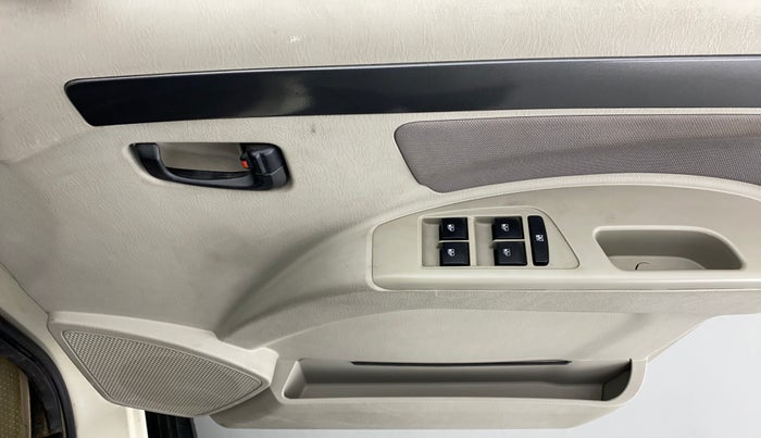 2015 Mahindra Scorpio S6 PLUS, Diesel, Manual, 28,045 km, Driver Side Door Panels Control