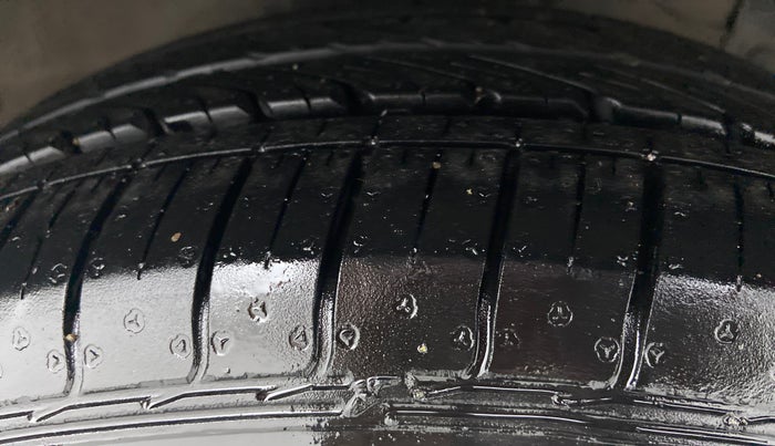 2015 Maruti Ciaz VDI PLUS, Diesel, Manual, 1,62,225 km, Right Front Tyre Tread