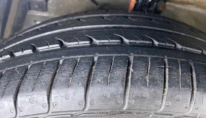 2017 Maruti Ciaz DELTA 1.3 DDIS SHVS, Diesel, Manual, 63,612 km, Left Front Tyre Tread