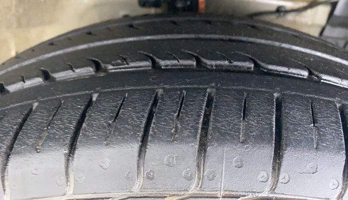 2017 Maruti Ciaz DELTA 1.3 DDIS SHVS, Diesel, Manual, 63,612 km, Right Front Tyre Tread