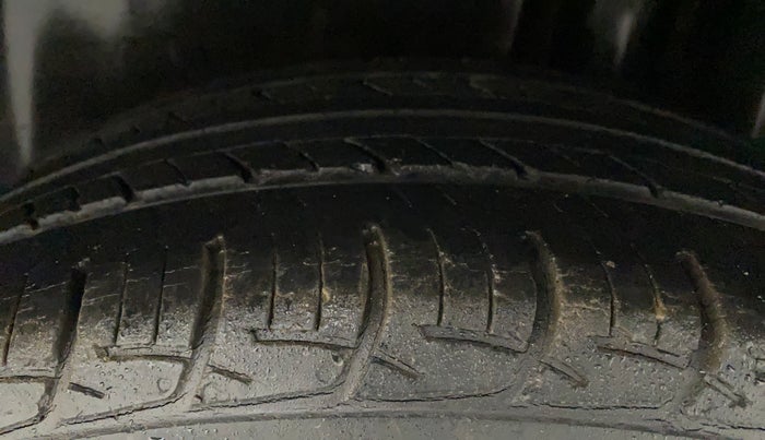 2015 Maruti Ciaz VXI+, Petrol, Manual, 49,434 km, Left Rear Tyre Tread