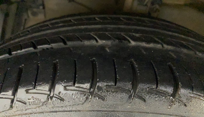 2015 Maruti Ciaz VXI+, Petrol, Manual, 49,434 km, Left Front Tyre Tread