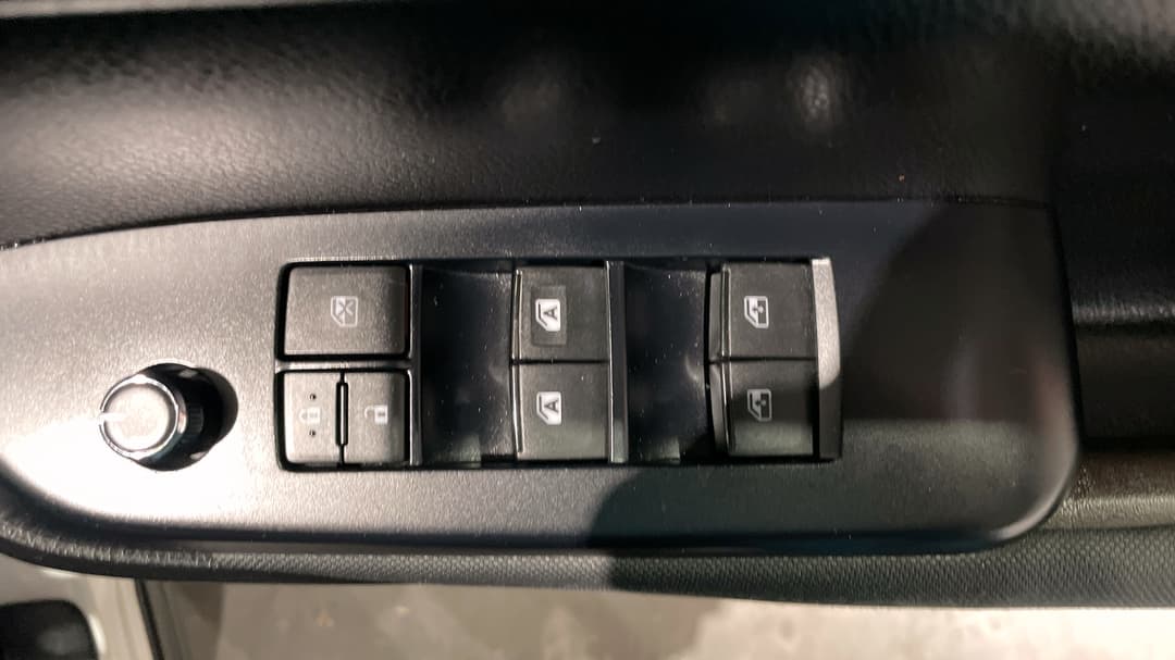 2017 Toyota Kluger Gx (4x2), Automatic, 94138 km, Drivers Side Door Panel Controls