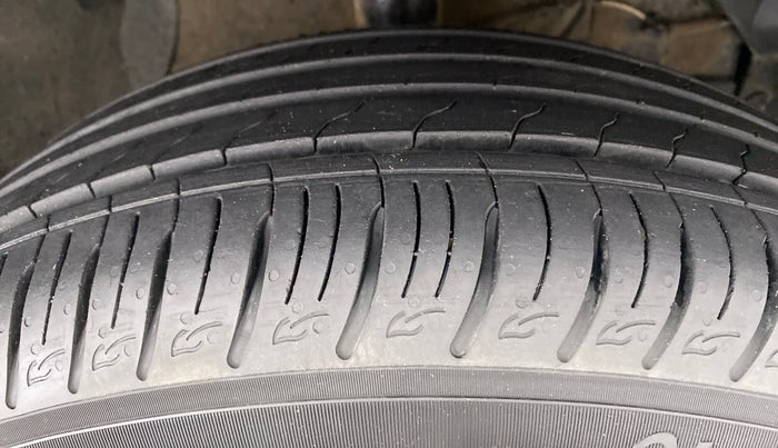2017 Maruti Vitara Brezza ZDI, Diesel, Manual, 65,693 km, Right Front Tyre Tread