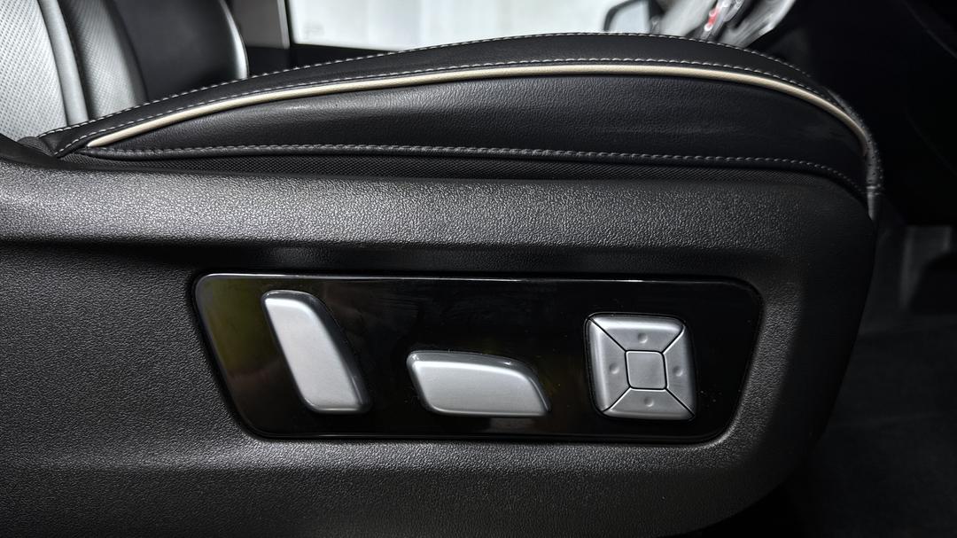 2025 GWM Tank 300 Ultra Diesel, Automatic, 27304 km, Drivers Side Adjustment Panel