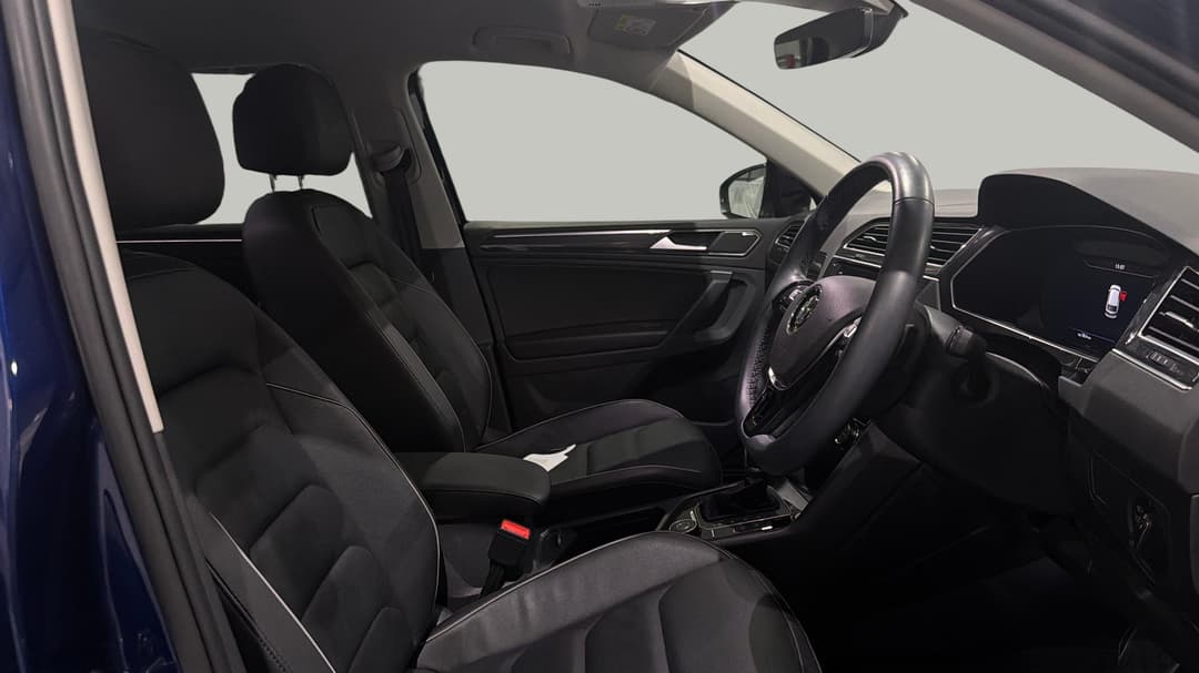 2018 Volkswagen Tiguan 162 Tsi Highline, Automatic, 52057 km, Right Side Front Door Cabin View