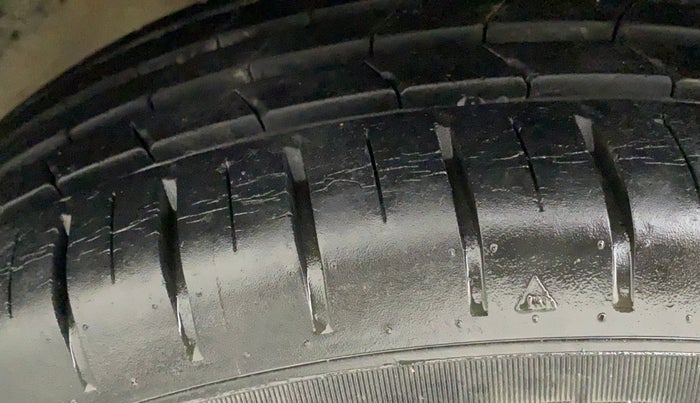 2015 Maruti Ciaz ZXI, Petrol, Manual, 16,607 km, Left Front Tyre Tread
