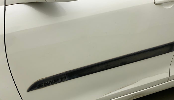 2014 Maruti Swift VXI, CNG, Manual, 88,732 km, Front passenger door - Slightly dented