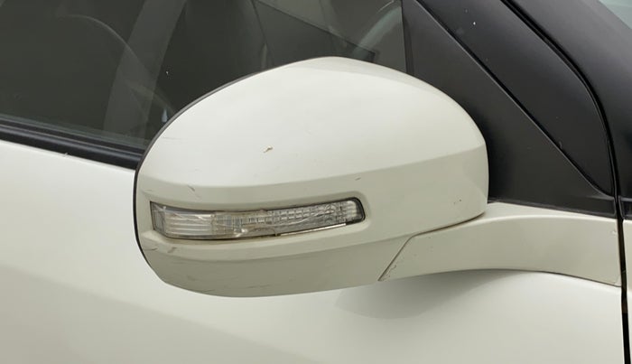 2014 Maruti Swift VXI, CNG, Manual, 88,732 km, Right rear-view mirror - Indicator light has minor damage