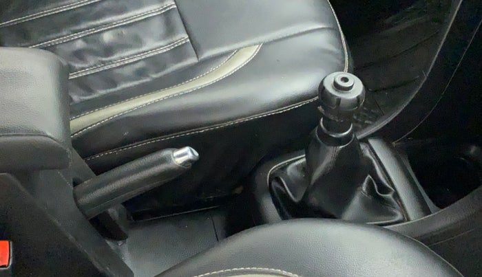 2014 Maruti Swift VXI, CNG, Manual, 88,732 km, Gear lever - Knob has minor damage