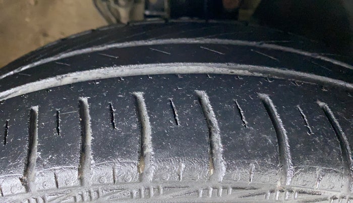 2015 Skoda Rapid 1.6 MPI MT ELEGANCE PLUS, Petrol, Manual, 97,136 km, Right Front Tyre Tread