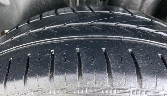 2015 Skoda Rapid 1.6 MPI MT ELEGANCE PLUS, Petrol, Manual, 97,136 km, Left Rear Tyre Tread