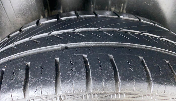 2015 Skoda Rapid 1.6 MPI MT ELEGANCE PLUS, Petrol, Manual, 97,136 km, Right Rear Tyre Tread