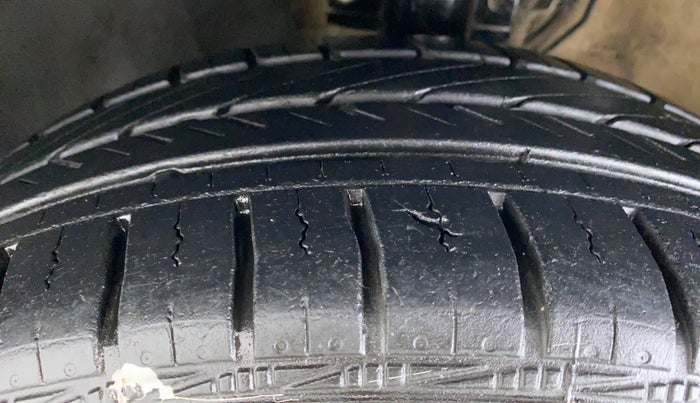 2015 Skoda Rapid 1.6 MPI MT ELEGANCE PLUS, Petrol, Manual, 97,136 km, Left Front Tyre Tread