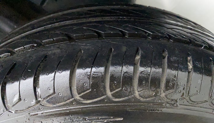 2014 Toyota Etios Liva G, Petrol, Manual, 69,804 km, Left Rear Tyre Tread