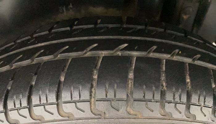 2015 Maruti Swift VXI, Petrol, Manual, 45,513 km, Left Rear Tyre Tread