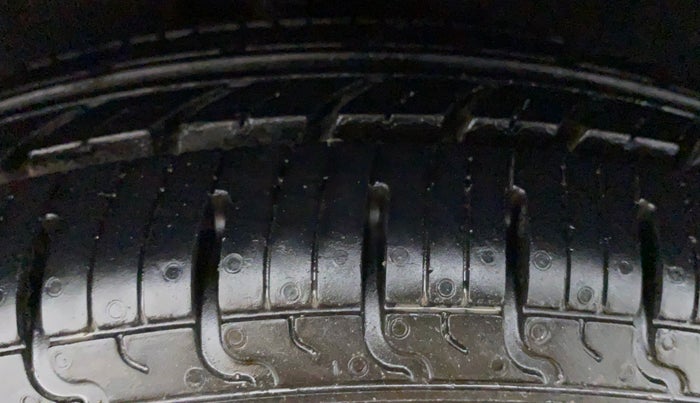 2014 Hyundai i10 SPORTZ 1.1 IRDE2, Petrol, Manual, 32,256 km, Right Front Tyre Tread