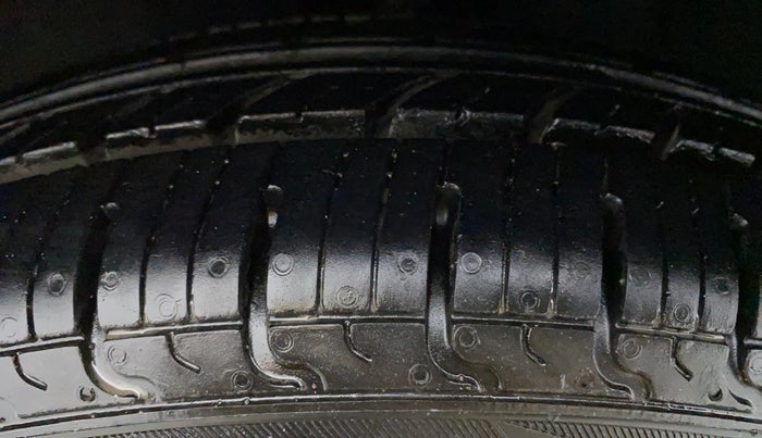 2014 Hyundai i10 SPORTZ 1.1 IRDE2, Petrol, Manual, 32,256 km, Left Front Tyre Tread