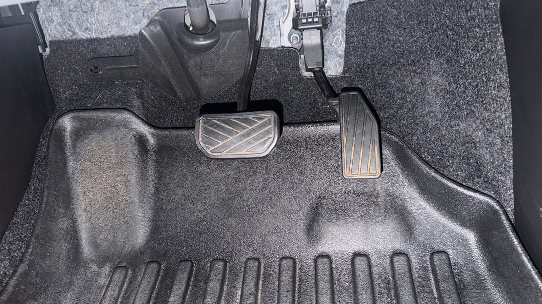 2025 Suzuki Swift Hybrid Glx, Automatic, 22390 km, Pedals and Footmat