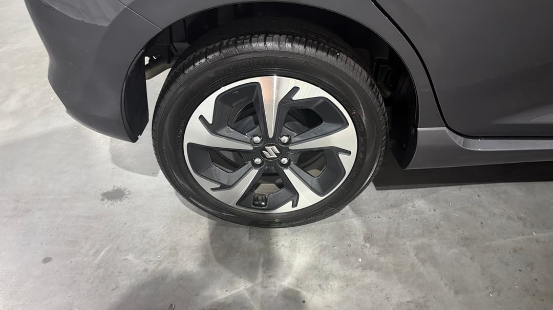 2025 Suzuki Swift Hybrid Glx, Automatic, 22390 km, Right Rear Wheel