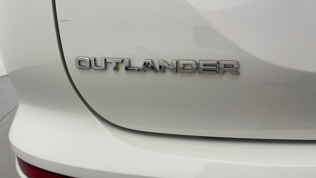 2022 Mitsubishi Outlander Es 7 Seat (2WD), Automatic, 67582 km, Badge (Boot Left Side)