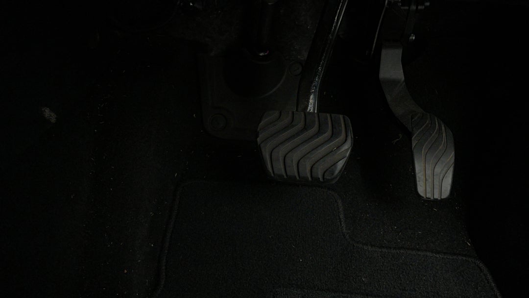 2022 Mitsubishi Outlander Es 7 Seat (2WD), Automatic, 67582 km, Pedals and Footmat