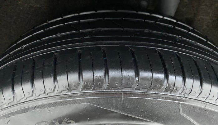 2017 Maruti Vitara Brezza ZDI, Diesel, Manual, 77,501 km, Left Rear Tyre Tread