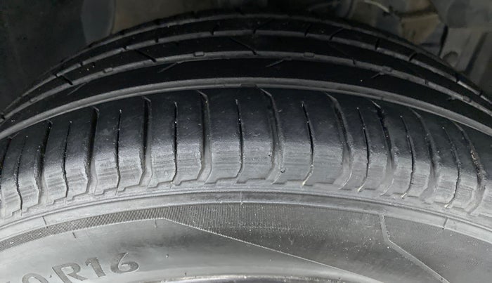 2017 Maruti Vitara Brezza ZDI, Diesel, Manual, 77,501 km, Right Front Tyre Tread