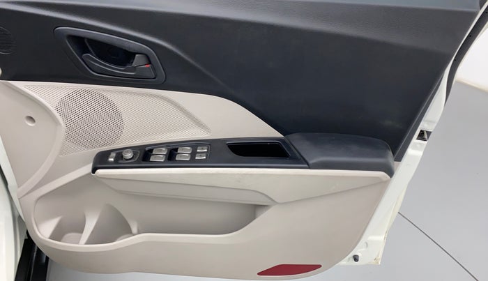 2020 Mahindra XUV300 1.2 W6 MT, Petrol, Manual, 21,466 km, Driver Side Door Panels Control